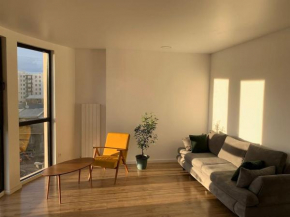 Modern Flat with Mountain View